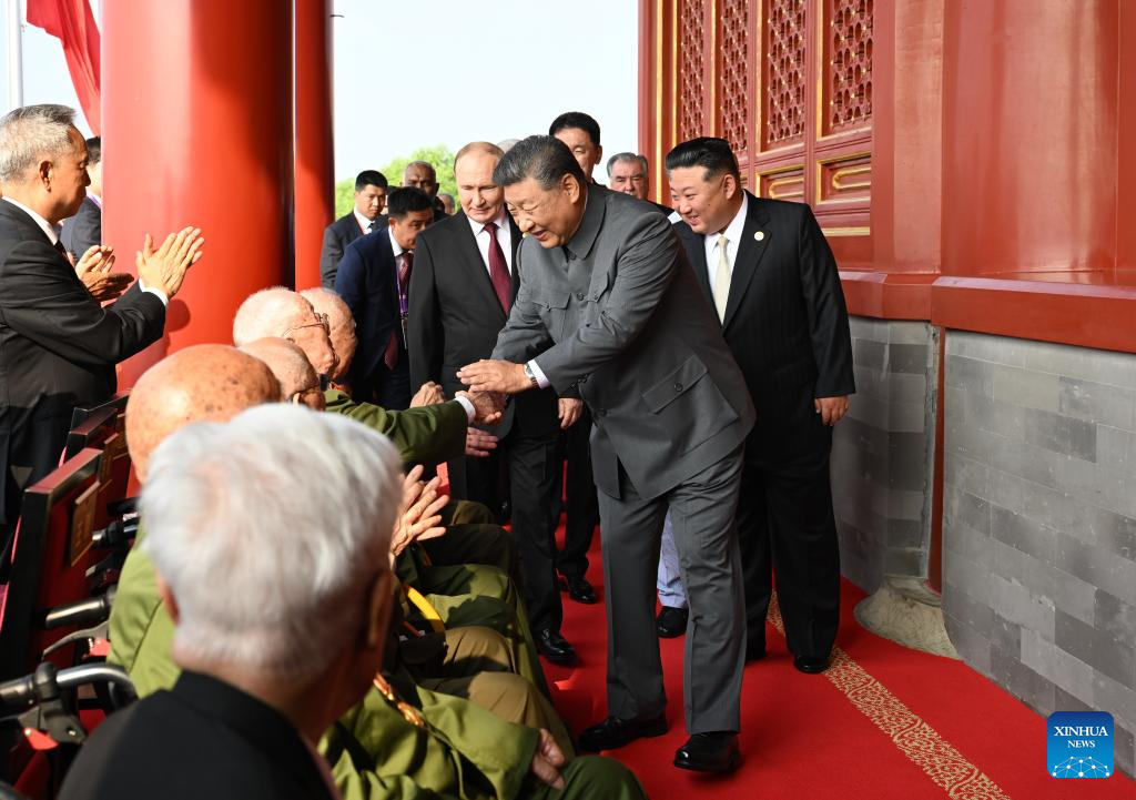(V-Day) Xi ascends Tian’anmen Rostrum, greets war veterans